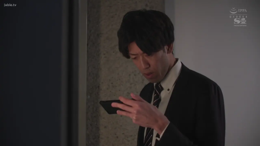 室内 · 严肃 · 单人 · 站立 · 中景 · 看手机 · 手机 · 西装