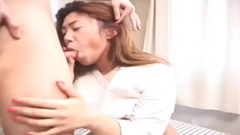 室内 · 投入 · 口交 · 跪姿 · 面部特写 · 白色上衣