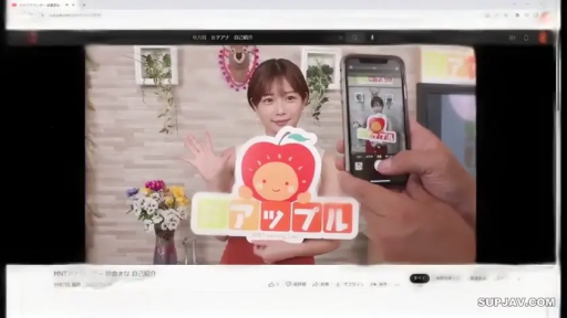 室内 · 中景 · 微笑 · 短发 · 红色连衣裙 · 站立挥手 · 展示标牌 · 苹果标志牌
