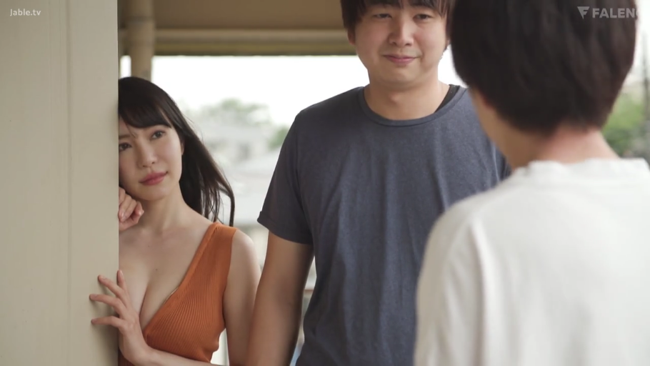 女性面部特写 · 诱惑眼神 · 橘色低胸吊带背心 · 室内走廊