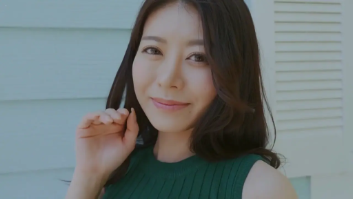 脸部特写 · 户外 · 绿色无袖上衣