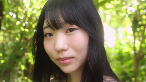 温柔微笑 · 面部特写 · 森林 · 阳光斑驳