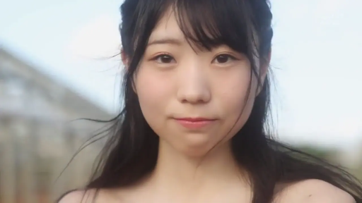 微笑 · 面部特写 · 户外 · 露肩