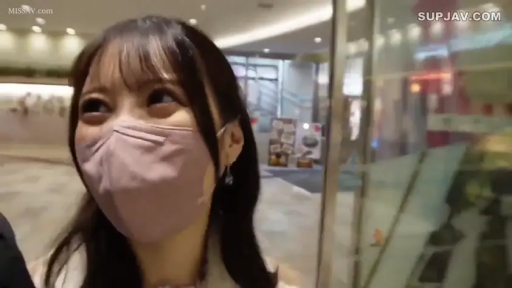 脸部特写 · 站立 · 微笑 · 白色上衣 · 街头搭讪 · 商场