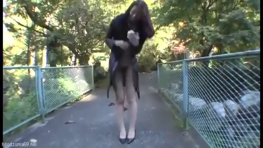 全身 · 站姿 · 户外 · 风衣