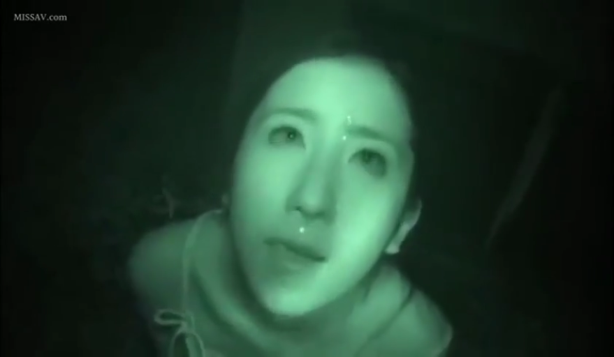 眼部特写 · 暗室 · 空洞 · 光影模糊 · 口交 · 细肩带睡衣