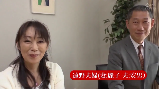 室内 · 坐姿 · 中景 · 盆栽 · 微笑 · 面对镜头 · 针织衫与西装 · 熟女夫妇