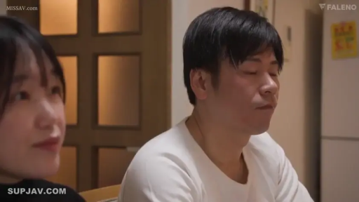 厨房 · 平静 · 白色圆领T恤 · 人物侧脸特写 · 日常光线
