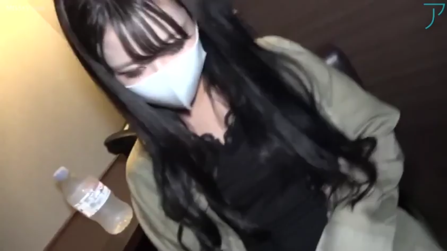 室内 · 坐姿 · 上半身 · 绿色外套