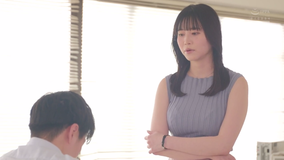 严肃 · 半身 · 办公室内 · 对视 · 柔光 · 无袖针织衫 · 抱臂站立