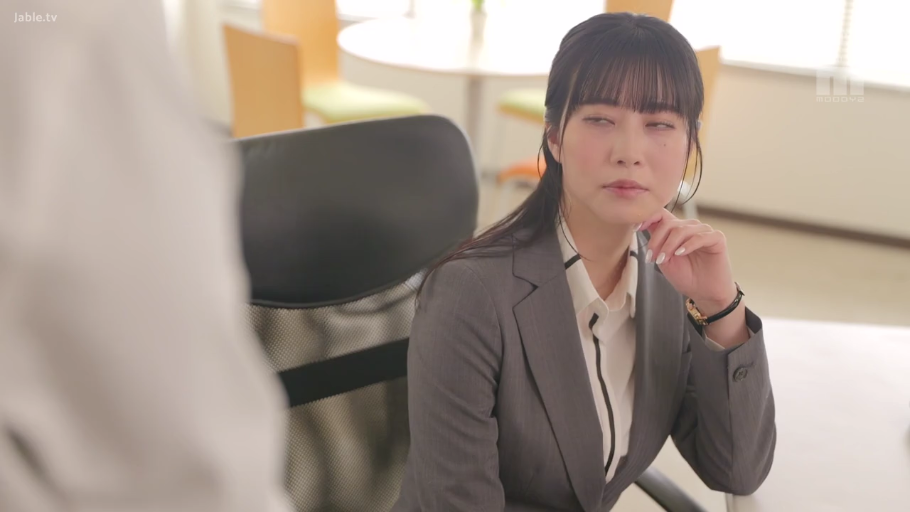 坐姿 · 严肃 · 办公室 · 办公椅 · 半身 · 职业装 · 凝视 · 熟女