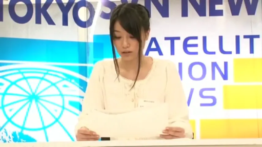 认真 · 上半身中景 · 演播室 · 白色长袖上衣 · 稿件 · 新闻背景板