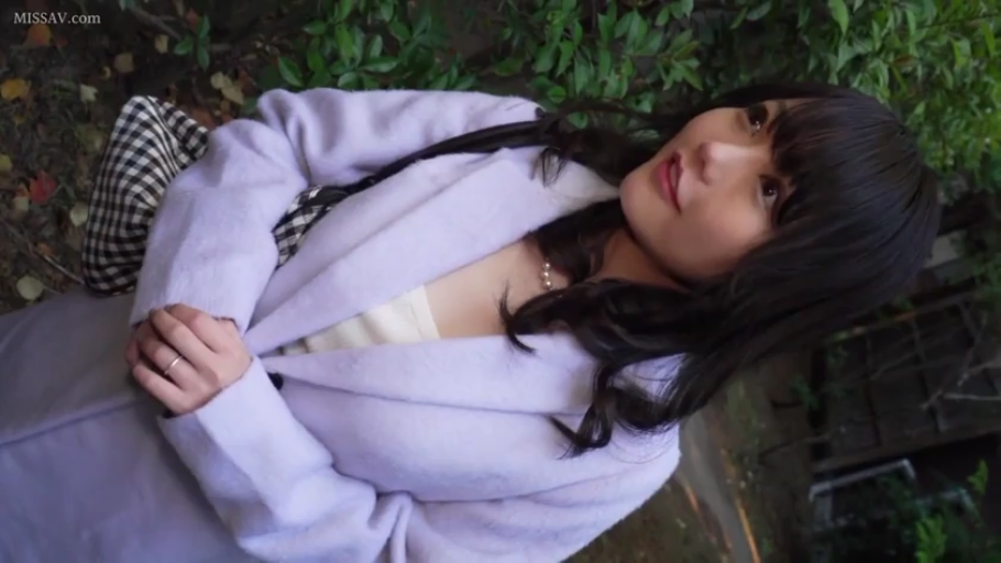 站立 · 温柔 · 上半身 · 凝视 · 户外 · 俯拍 · 格纹包 · 紫色大衣