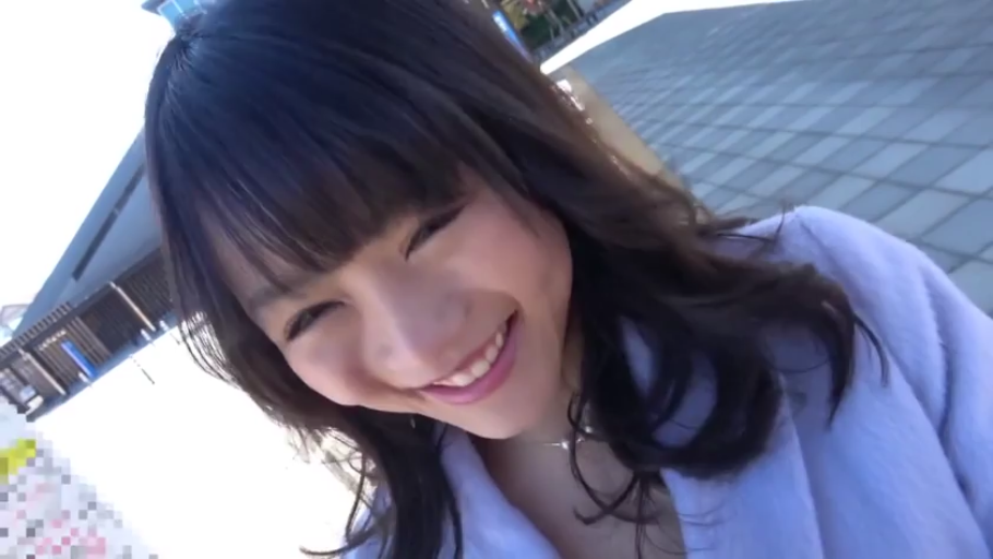 脸部特写 · 户外 · 蓝色绒毛外套 · 微俯拍