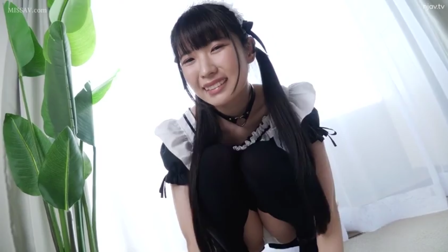 窗边 · 颈圈 · 胸部特写 · 甜美微笑 · 黑白女仆装 · 光线充足