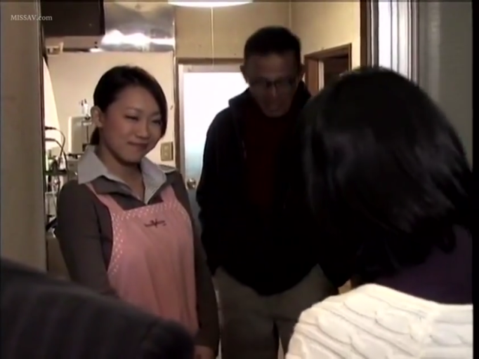 温和 · 长袖衬衫 · 室内走廊 · 女性面部特写 · 围裙 · 日常光照