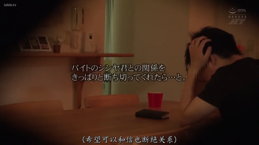 室内 · 坐姿 · 侧身 · 桌子 · 剧情 · 苦恼 · 黑色短袖 · 抱头