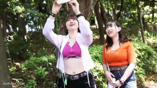 站立 · 手机 · 户外 · 双人 · 自拍 · 笑容 · 露脐装