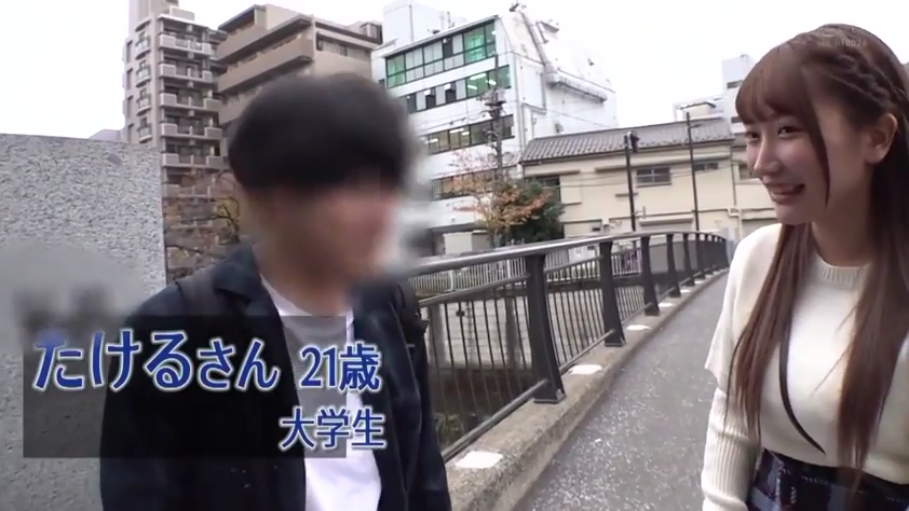 自然交谈 · 天桥 · 摄像机 · 白色针织长袖上衣 · 马赛克遮挡 · 女性面部特写