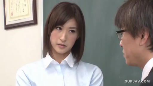 严肃 · 教室 · 站立 · 中景 · 衬衫 · 对视 · 黑板 · 日本AV