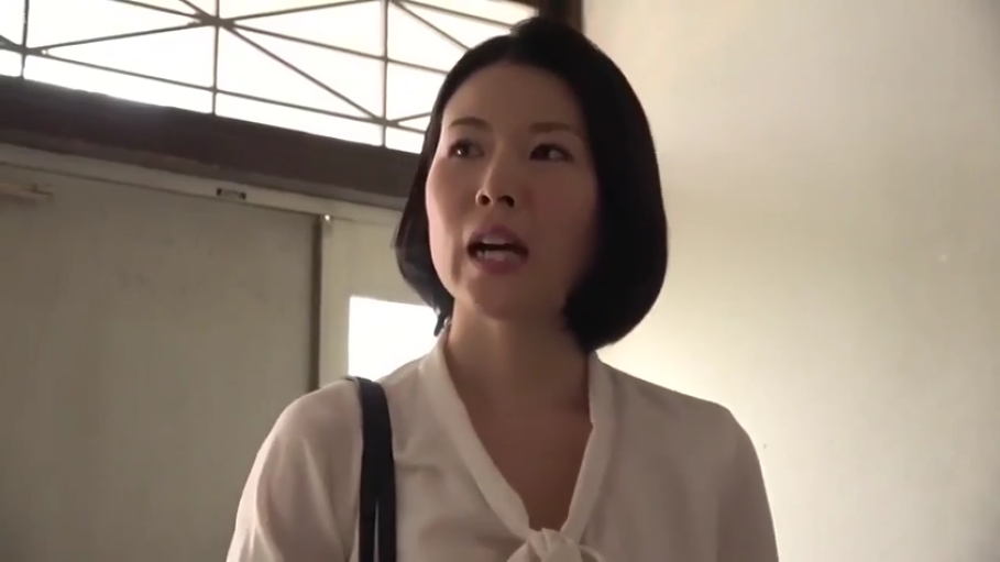 室内 · 正在说话 · 面部特写 · 单肩包 · 白色系带上衣 · 光线明亮