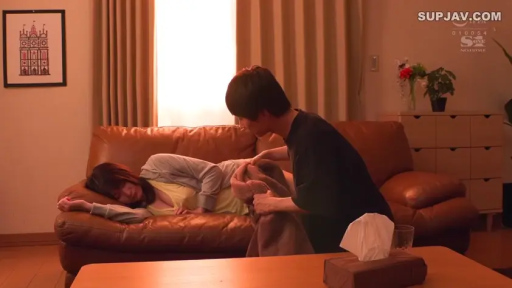 全景 · 闭眼 · 客厅 · 纸巾盒 · 抚摸 · 居家服 · 侧卧