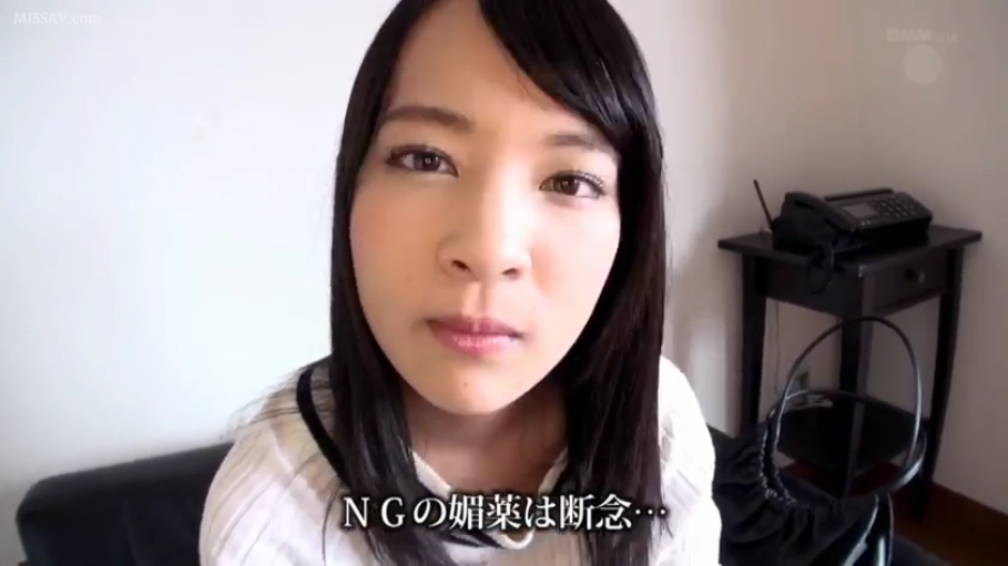 房间 · 平静 · 脸部特写 · 日语字幕 · 白色长袖上衣 · 固定电话