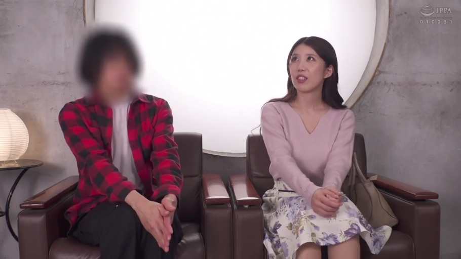 室内 · 坐姿 · 中景 · 访谈 · 粉色针织衫与碎花裙