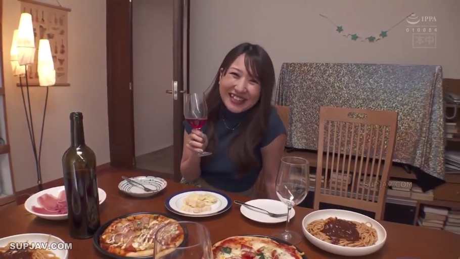 坐姿 · 微笑 · 半身 · 居家 · 餐厅 · 举杯 · 红酒 · 蓝色无袖针织衫