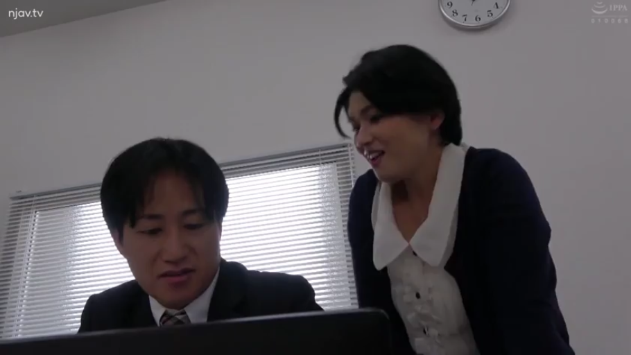 办公室 · 深蓝色针织开衫 · 人物面部特写 · 交谈中的笑意