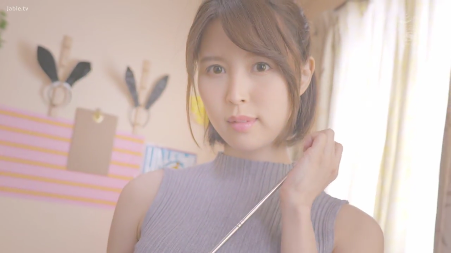 室内房间 · 胸部以上特写 · 灰色高领无袖上衣