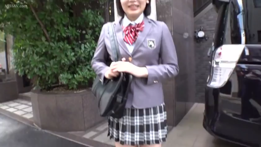 微笑 · 红色条纹领结 · 上半身特写 · 路边 · 制服领结