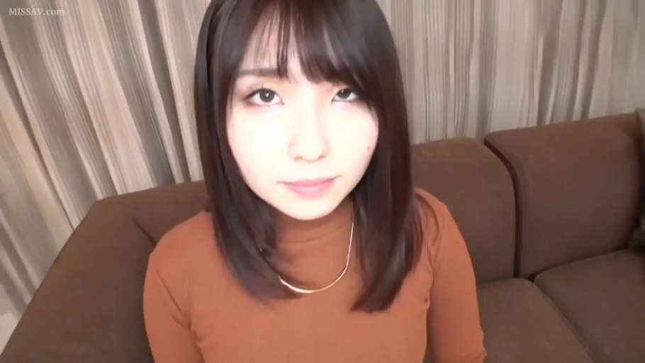 Sitting Posture · Face · 平静 · Living room · Necklace · Gaze · 人像 · 棕色高领毛衣