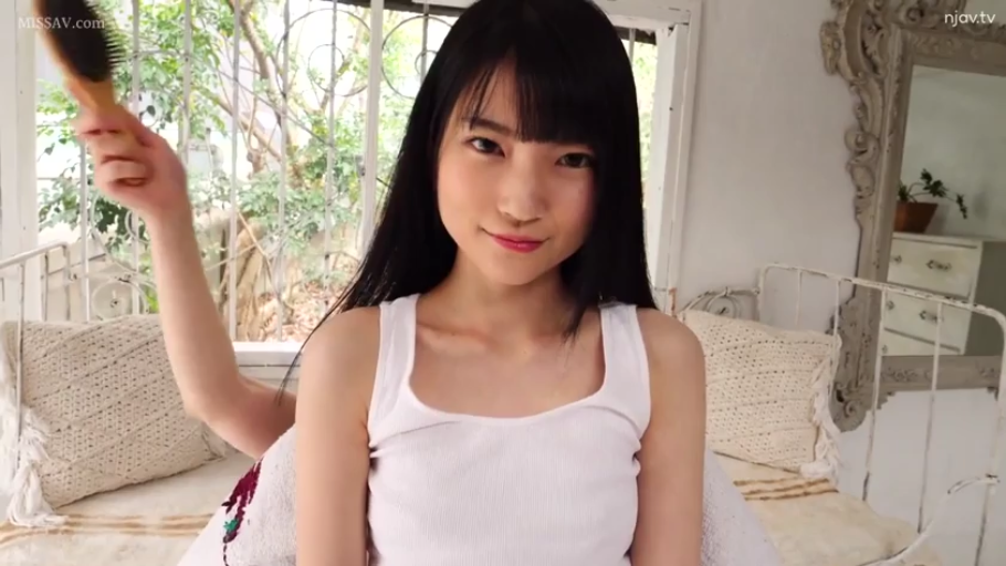 脸部特写 · 卧室 · 温柔 · 白色背心 · 光线明亮 · 发梳