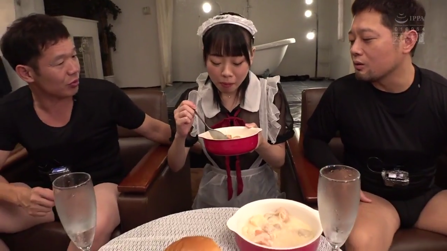 坐姿 · 专注 · 否 · 女仆装 · 进食 · 红色的碗 · 室内浴室 · 背景浴缸