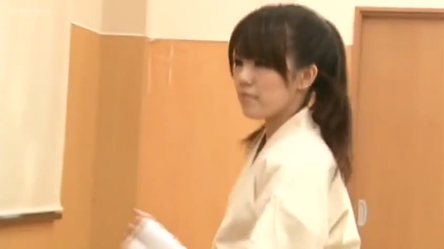 走廊或更衣室 · 侧目 · 人物半身特写 · 类似空手道服或浴衣