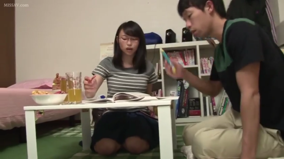 室内 · 跪坐 · 专注 · 书籍 · 学习 · 条纹T恤