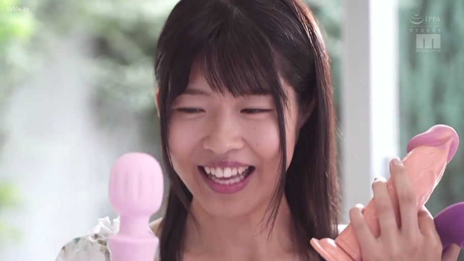 室内 · 面部特写 · 成人内容 · 笑容 · 假阳具 · 正面 · 碎花上衣 · 把玩道具