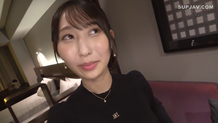 脸部特写 · 注视 · 黑色针织衫 · 酒店卧室 · 项链