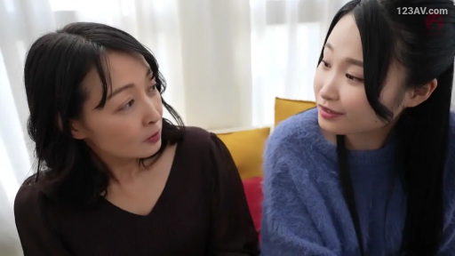 室内 · 坐姿 · 交谈 · 自然 · 面部特写 · 靠垫 · 毛衣 · 亚洲女性