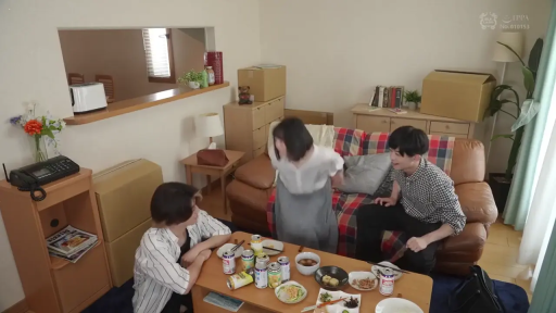客厅 · 啤酒罐 · 女子穿白色上衣和长裙 · 男子盯着女子 · 茶几上摆满饮料和食物