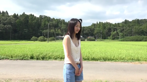 站立 · 全景 · 平静 · 自然光 · 白色碎花背心 · 户外田野