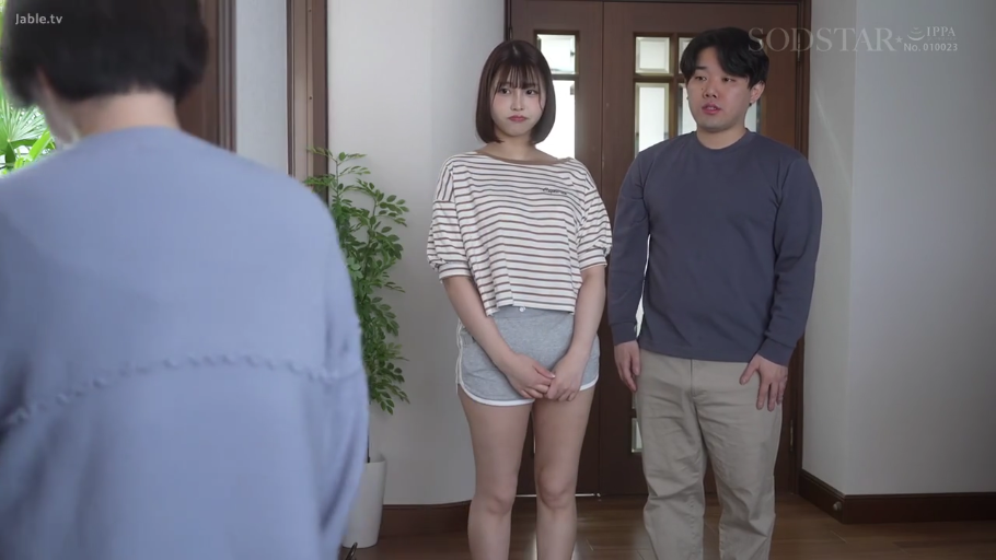客厅 · 专注 · 条纹短袖上衣 · 光线明亮 · 中景拍摄