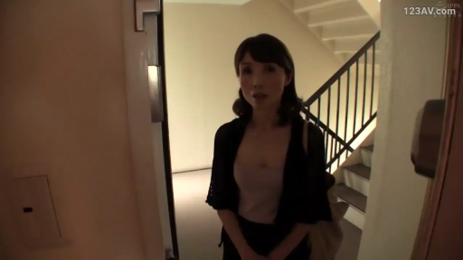 脸部特写 · 注视 · 楼梯口 · 米白色吊带衫