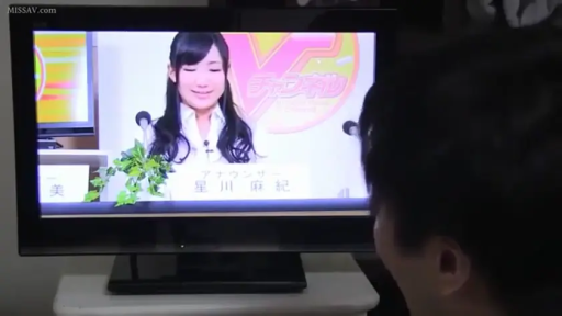 室内 · 微笑 · 白色衬衫 · 麦克风 · 电视屏幕特写 · 电视节目字幕