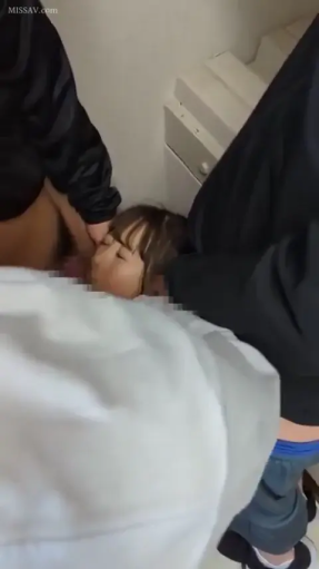 走廊 · 顺从 · 性行为局部特写 · 多人运动 · 男子穿深色外套和运动裤