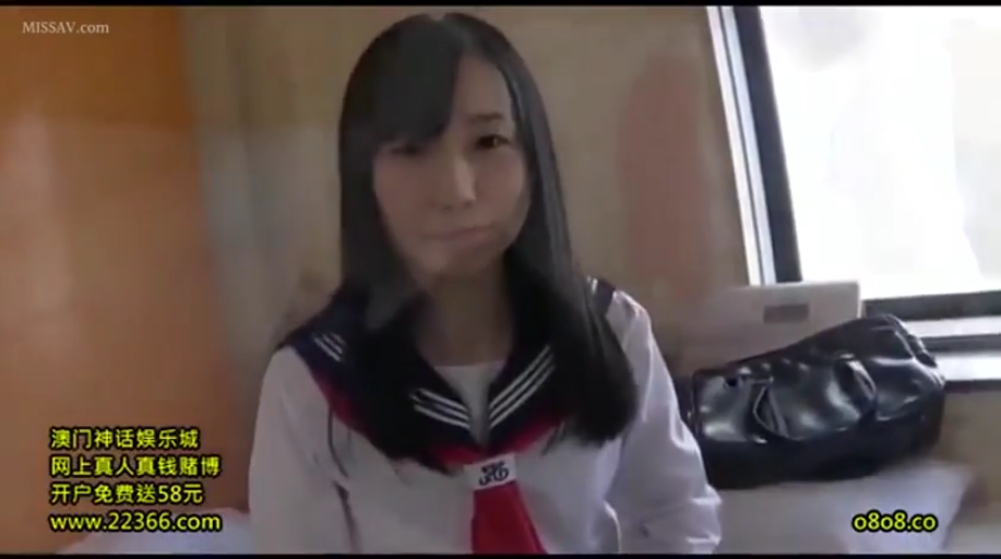 室内 · 坐姿 · 微笑 · 半身 · 水手服 · 注视镜头 · 书包 · 黑色长发