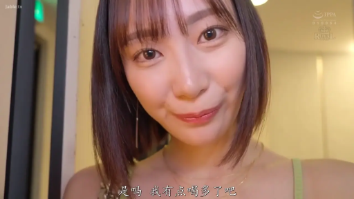 室内 · 脸部特写 · 微醺神情 · 绿色吊带上衣 · 字幕显示“是吗 我有点喝多了吧”