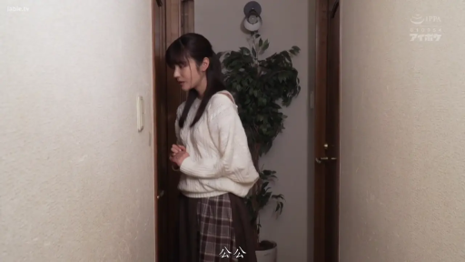 中景 · 室内走廊 · 白色针织衫 · 侧身站立