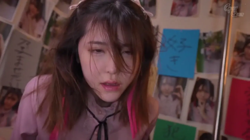 俯身 · 粉色上衣 · 头部特写 · 室内房间